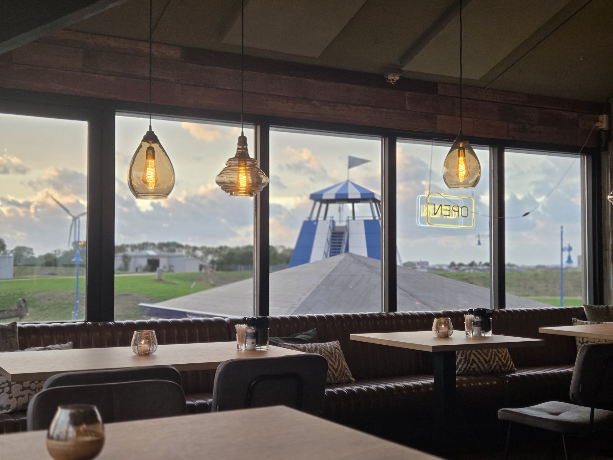 Het restaurant met panoramisch uitzicht door de grote ramen op de haven