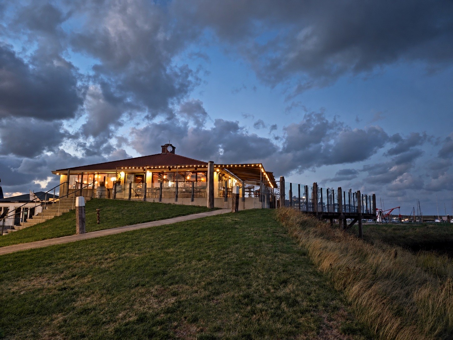 Port of Taste aan de jachthaven van Oudeschild in de avond